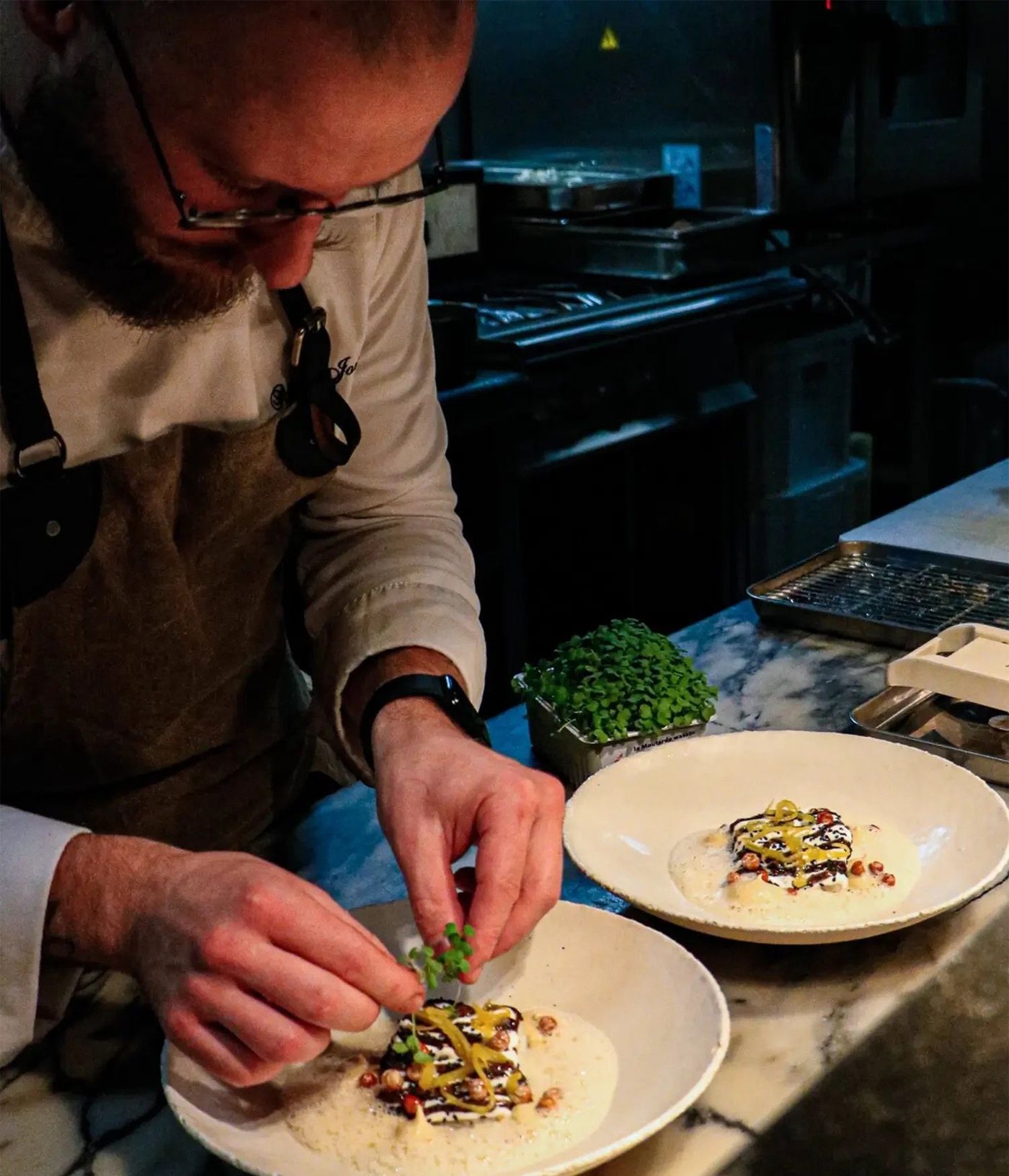 Le chef de Brutal dresse une assiette devant l’objectif.