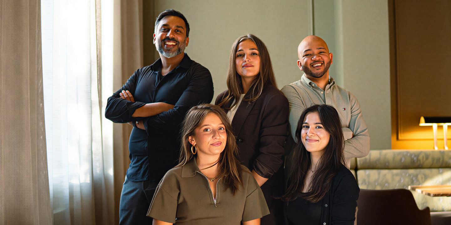 L’équipe de Studio Nineteen réunie dans un restaurant : Alain, Cécilia, Natanaël, Ambre et Fanny.