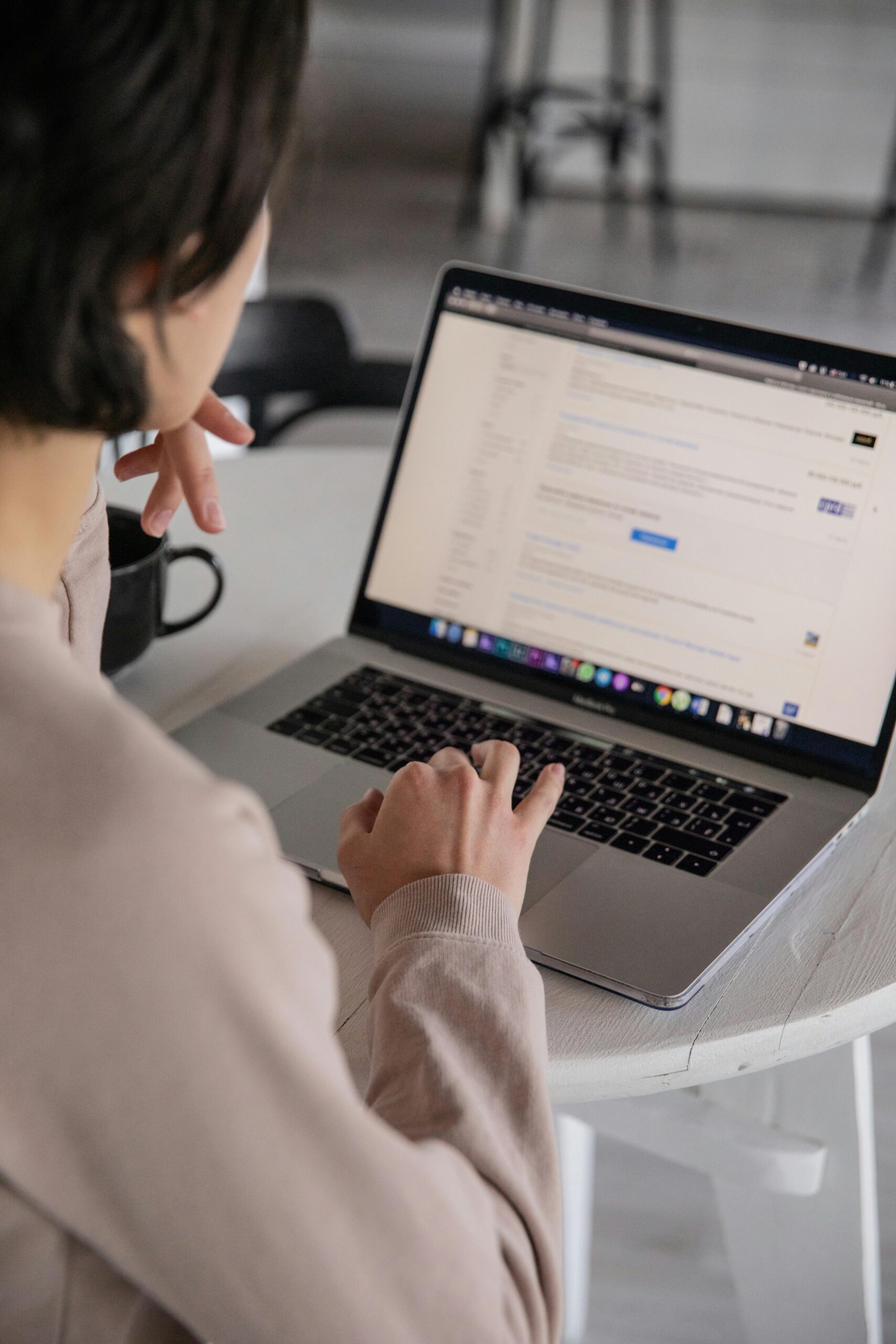 Comparaison entre SEO et SEA en 2025, avec avantages et inconvénients pour la visibilité en ligne.